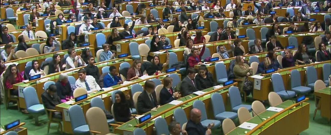 Sechs DSP-Schüler im Saal der Vereinten Nationen