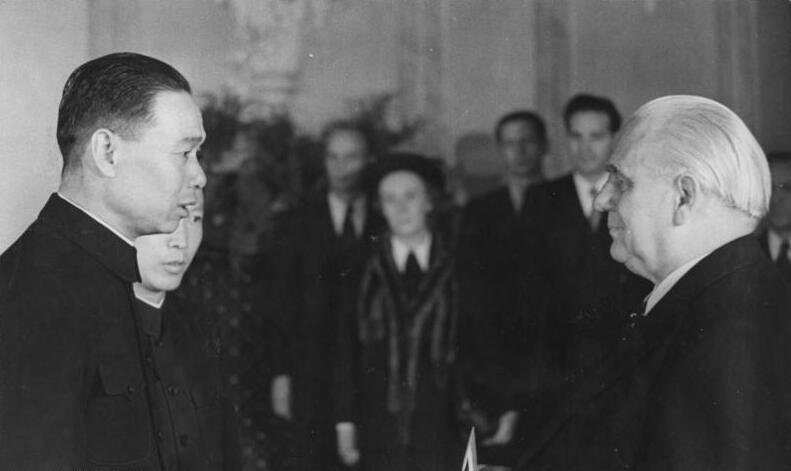 Wilhelm Pieck mit Ji Pengfei im Jahr 1950