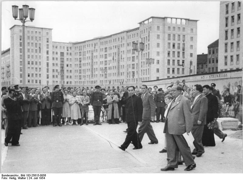 Zhou Enlai bei seinem Besuch in Ost-Berlin 1954